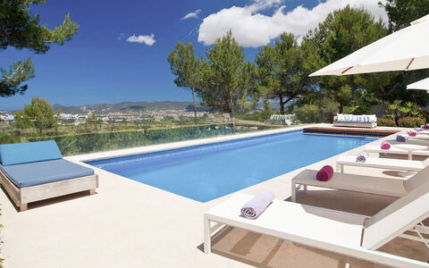 Villa Bacio: Schwimmbad, Möbel, Gartenmöbel, Resort, Sonnenliege, Verbundwerkstoff, Stuhl, Schatten, Eco Hotel, Villa