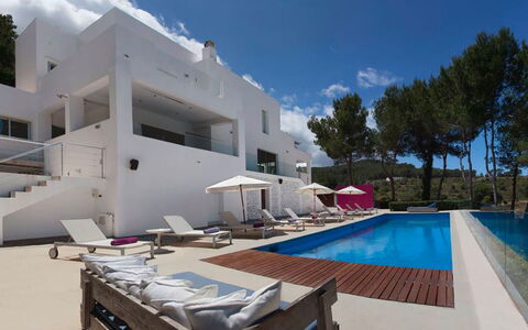 Villa Bacio: Schwimmbad, Resort, Estate, Villa, Hotel, Sonnenliege, Gartenmöbel, Balkon, Ferienort, Läge
