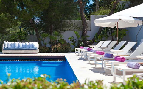 Villa Bacio: Gartenmöbel, Schwimmbad, Möbel, Sonnenliege, Resort, Dekokissen, Kissen, Garten, Kissen, Stuhl