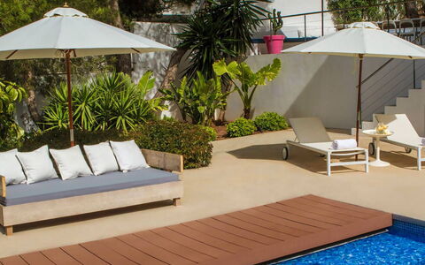 Villa Bacio: Gartenmöbel, Möbel, Sonnenliege, Regenschirm, Schwimmbad, Blumentopf, Resort, Schatten, Stuhl, Eco Hotel