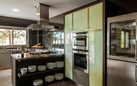 Villa Bacio: Küche, Küchengerät, Interior Design, Major Appliance, Countertop, Möbel, Cabinetry, Haushaltsgerät, Flooring, Decke