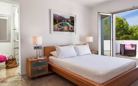 Villa Bacio: Bett, Möbel, Interior Design, Bedding, Schlafzimmer, Bettdecke, Flooring, Fussboden, Holz, Dekokissen