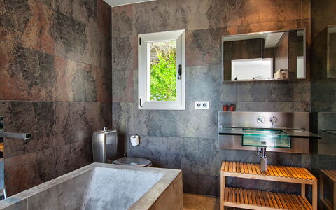 Villa Bacio: Armatur, Wand, Flooring, Fussboden, Interior Design, Zapfhahn, Sinken, Badezimmer, Installation, Countertop