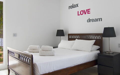 Villa Bacio: Bett, Möbel, Bedding, Schlafzimmer, Bettdecke, Interior Design, Fussboden, Holz, Linens, Flooring