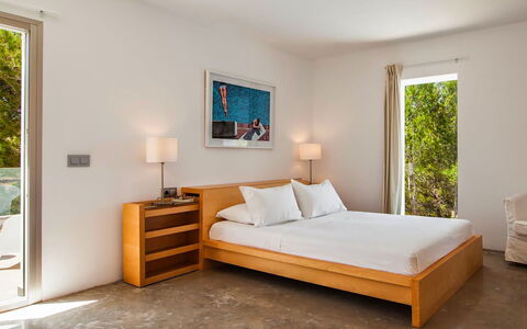 Villa Bacio: Möbel, Bett, Schlafzimmer, Interior Design, Holz, Flooring, Fussboden, Bedding, Bettdecke, Zuhause