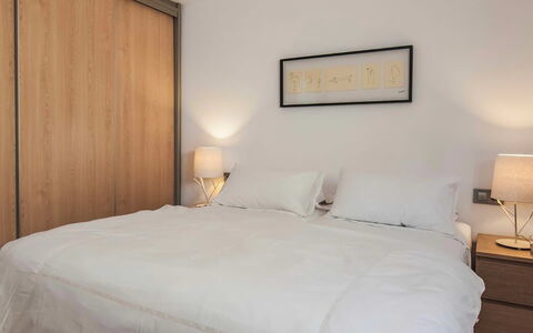 Villa Bacio: Bett, Möbel, Schlafzimmer, Interior Design, Bedding, Bettdecke, Holz, Fussboden, Linens, Flooring