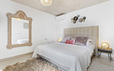 Villa Papiro: Bett, Möbel, Interior Design, Schlafzimmer, Bedding, Wand, Bettdecke, Fussboden, Holz, Decke