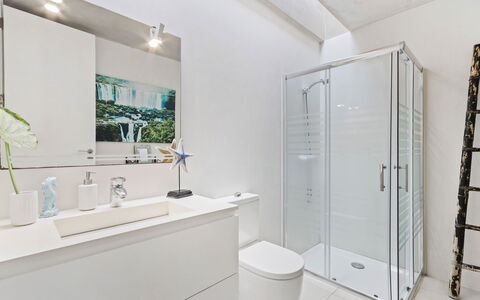 Villa Papiro: Badezimmer, Armatur, Interior Design, Flooring, Fussboden, Installation, Zapfhahn, Decke, Badezimmerschrank, Sinken