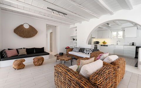 Villa Cocoon: Möbel, Couch, Interior Design, Flooring, Fussboden, Wohnzimmer, Zuhause, Decke, Tabelle