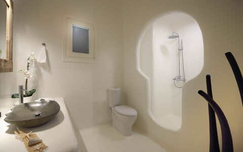 Villa Cocoon: Badezimmer, Armatur, Wand, Interior Design, Flooring, Beleuchtung, Installation, Fussboden, Zapfhahn, Light Fixture