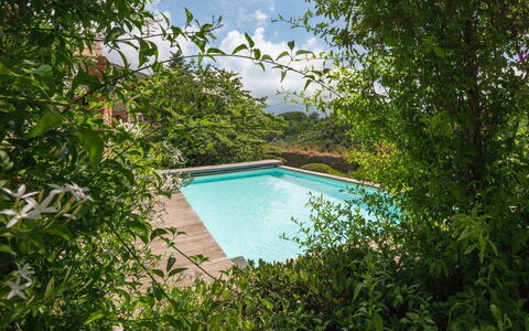 La Rocca di Monteggiori: Grün, Schwimmbad, Strauch, Garten, Resort, Hinterhof, Landscaping, Schatten, Eco Hotel, Water Feature