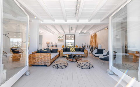 Villa Targer: Möbel, Holz, Flooring, Interior Design, Fussboden, Couch, Decke, Stuhl, Tabelle, Wohnzimmer