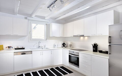 Villa Targer: Küche, Küchengerät, Countertop, Major Appliance, Flooring, Cabinetry, Interior Design, Möbel, Sinken, Haushaltsgerät