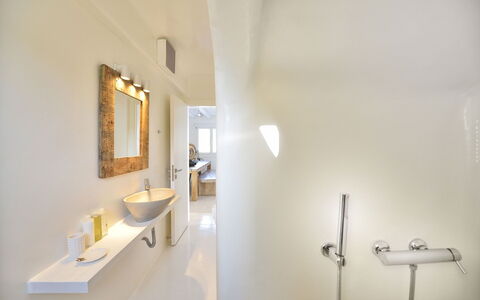 Villa Targer: Interior Design, Wand, Flooring, Armatur, Badezimmer, Bad Sink, Fussboden, Decke, Light Fixture, Spiegel