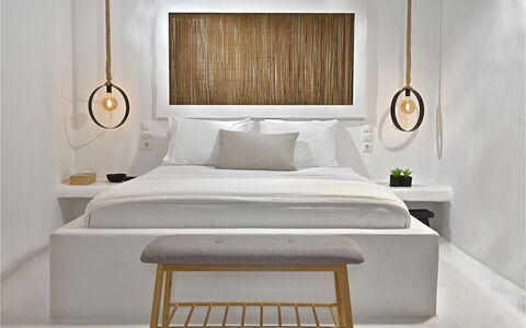 Villa Targer: Interior Design, Schlafzimmer, Beleuchtung, Bett, Light Fixture, Möbel, Bedding, Linens, Decke, Zimmer