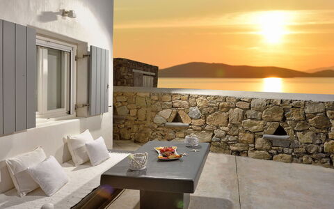 Villa Targer: Möbel, Interior Design, Meer, Resort, Küste, Hotel, Lampe, Schatten, Kissen, Stuhl