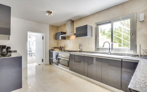 Villa Turchese: Küche, Countertop, Flooring, Küchengerät, Major Appliance, Cabinetry, Interior Design, Fussboden, Zuhause, Decke