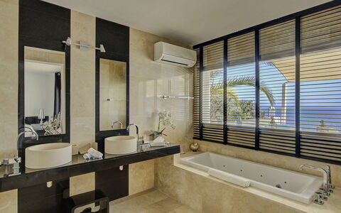 Villa Turchese: Interior Design, Flooring, Wand, Armatur, Fussboden, Decke, Möbel, Badezimmer, Beleuchtung, Installation