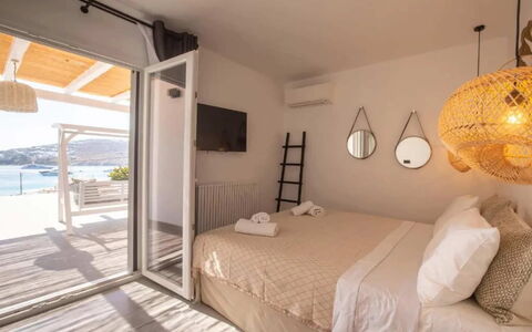 Villa Waves: Möbel, Zuhause, Wohnung, Balkon, Schatten, Holzbeize, Stuhl, Gartenmöbel, Zimmerpflanze, Hotel