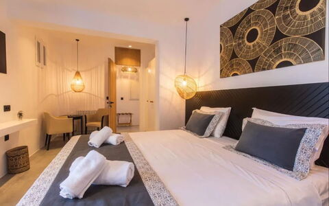 Villa Waves: Schlafzimmer, Möbel, Bett, Interior Design, Fussboden, Flooring, Bettdecke, Bedding, Bettrahmen, Zimmer