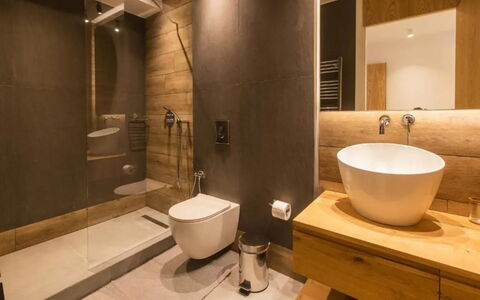 Villa Waves: Flooring, Interior Design, Badezimmer, Armatur, Fussboden, Holz, Bad Sink, Sinken, Zapfhahn, Badezimmerschrank