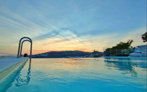 Villa Waves: Blau, Wasser, Schwimmbad, Resort, Abend, Dämmerung, Ferienort, Hotel, Eco Hotel