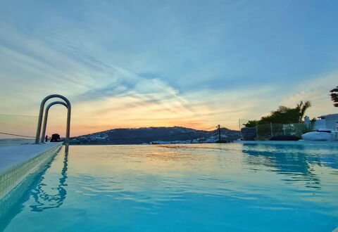 Villa Waves: Blau, Wasser, Schwimmbad, Resort, Abend, Dämmerung, Ferienort, Hotel, Eco Hotel