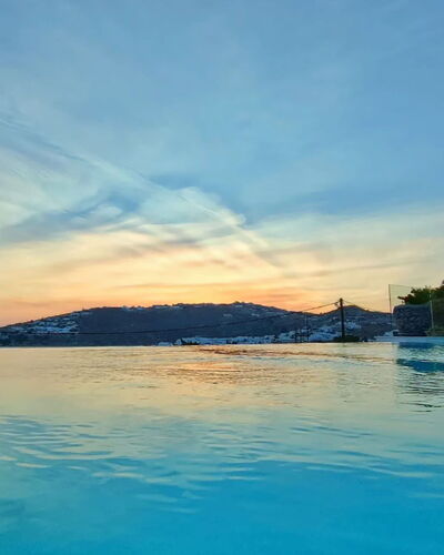 Villa Waves: Blau, Wasser, Schwimmbad, Resort, Abend, Dämmerung, Ferienort, Hotel, Eco Hotel