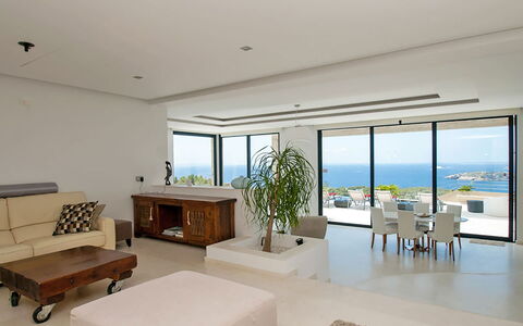 Villa Lola: Möbel, Interior Design, Tabelle, Holz, Fussboden, Flooring, Decke, Stuhl, Wohnzimmer, Couch