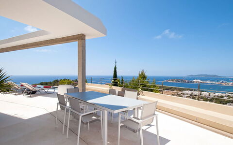 Villa Lola: Möbel, Stuhl, Fussboden, Schatten, Resort, Wohnung, Gartenmöbel, Küche & Esszimmer Tisch, Eco Hotel, Balkon