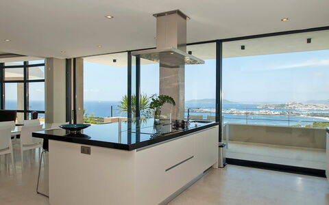 Villa Lola: Möbel, Interior Design, Flooring, Fussboden, Küche, Decke, Holz, Stuhl, Countertop, Tabelle