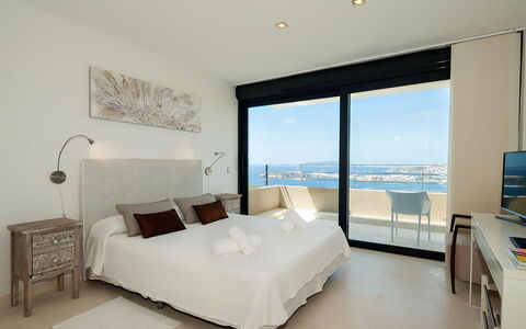 Villa Lola: Möbel, Bett, Interior Design, Wohnung, Schlafzimmer, Fussboden, Meer, Resort, Stuhl, Bedding