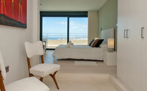 Villa Lola: Möbel, Interior Design, Fussboden, Holz, Flooring, Stuhl, Zimmer, Wohnung, Decke, Meer