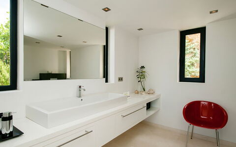 Villa Lola: Bad Sink, Interior Design, Sinken, Armatur, Wand, Badezimmer, Flooring, Spiegel, Countertop, Fussboden
