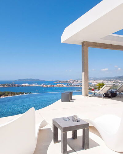 Villa Lola: Resort, Möbel, Schwimmbad, Stuhl, Villa, Eco Hotel, Hotel, Gartenmöbel, Schatten, Strandresort
