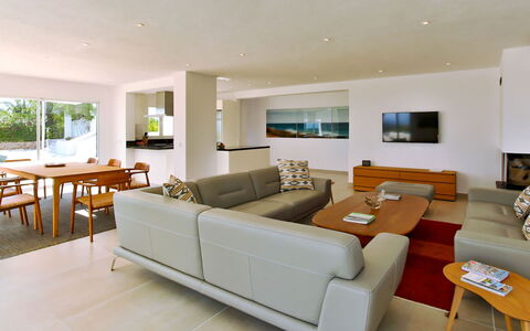 Villa Jules: Möbel, Interior Design, Couch, Flooring, Fussboden, Wohnzimmer, Tabelle, Holz, Decke, Zimmer