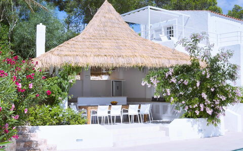 Villa Jules: Dachdecken, Gartenmöbel, Schatten, Möbel, Stuhl, Resort, Outdoor Struktur, Garten, Eco Hotel, Regenschirm