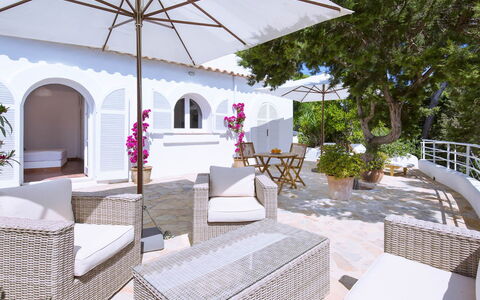Villa Jules: Möbel, Blumentopf, Tabelle, Stuhl, Zuhause, Gartenmöbel, Zimmerpflanze, Resort, Schatten, Balkon
