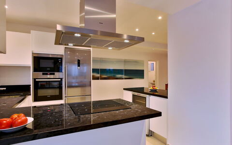 Villa Jules: Küche, Küchengerät, Countertop, Interior Design, Möbel, Cabinetry, Major Appliance, Haushaltsgerät, Flooring, Decke