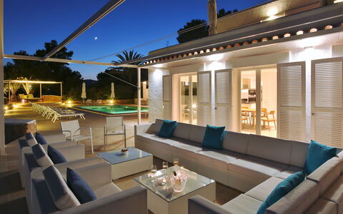 Villa Jules: Möbel, Schwimmbad, Resort, Interior Design, Flooring, Stuhl, Fussboden, Zuhause, Tabelle, Schatten