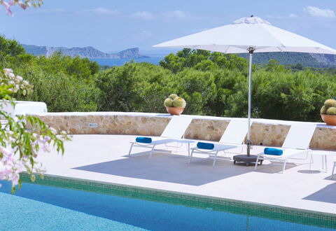 Villa Jules: Gartenmöbel, Möbel, Schwimmbad, Regenschirm, Stuhl, Sonnenliege, Schatten, Resort, Tisch Im Freien, Terrasse