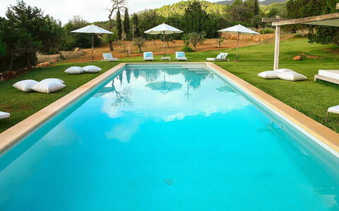 Villa Bouquet: Schwimmbad, Blau, Resort, Thermae, Freizeit, Water Feature, Eco Hotel, Sonnenliege, Gartenmöbel, Garten