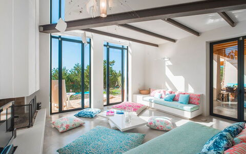 Villa Bouquet: Möbel, Interior Design, Fussboden, Zuhause, Flooring, Beleuchtung, Zimmer, Tabelle, Wohnzimmer, Wohnung