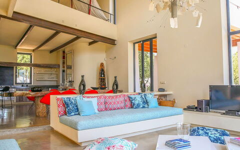 Villa Bouquet: Möbel, Interior Design, Flooring, Fussboden, Wand, Couch, Holz, Decke, Zimmer, Wohnzimmer