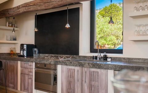Villa Bouquet: Küche, Countertop, Holz, Interior Design, Möbel, Cabinetry, Flooring, Küchengerät, Armatur, Zapfhahn