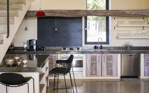 Villa Bouquet: Küche, Möbel, Interior Design, Countertop, Flooring, Holz, Fussboden, Küchengerät, Zuhause, Beleuchtung