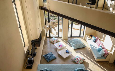 Villa Bouquet: Interior Design, Möbel, Flooring, Fussboden, Couch, Holz, Wohnzimmer, Beleuchtung, Zuhause, Wohnung
