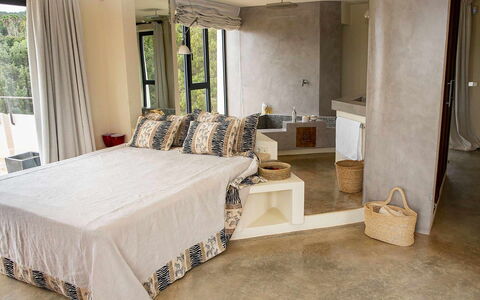 Villa Bouquet: Bett, Möbel, Bedding, Schlafzimmer, Interior Design, Bettdecke, Holz, Linens, Fussboden, Flooring
