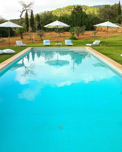 Villa Bouquet: Schwimmbad, Blau, Resort, Thermae, Freizeit, Water Feature, Eco Hotel, Sonnenliege, Gartenmöbel, Garten