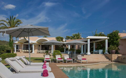 West Coast: Schwimmbad, Resort, Gartenmöbel, Estate, Regenschirm, Villa, Sonnenliege, Hazienda, Eco Hotel, Villa